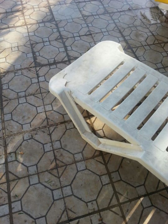 Defekte Liegen Hotel African Queen