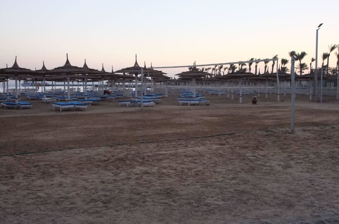 Вид на пляж. воллейбольная площадка Pickalbatros Dana Beach Resort - Hurghada