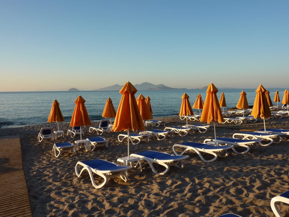 Frühmorgens am Strand Lagas Aegean Village