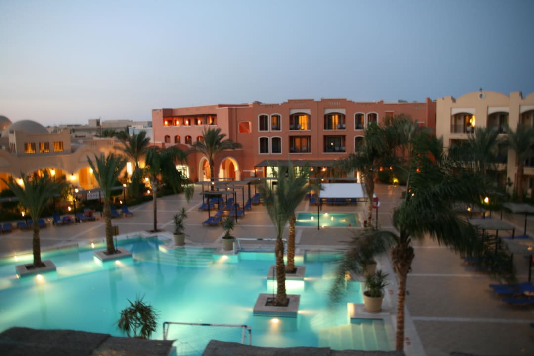 Poolanlage am Abend Jaz Dar EL Madina