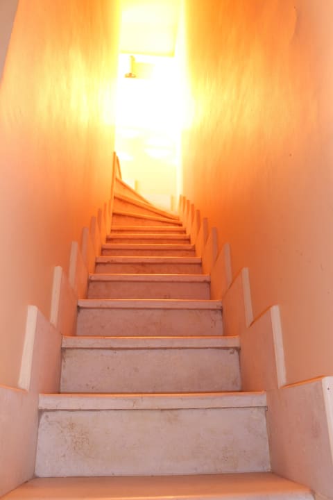 Der Weg hoch in den "Tower" Steigenberger Coraya Beach - Adults only