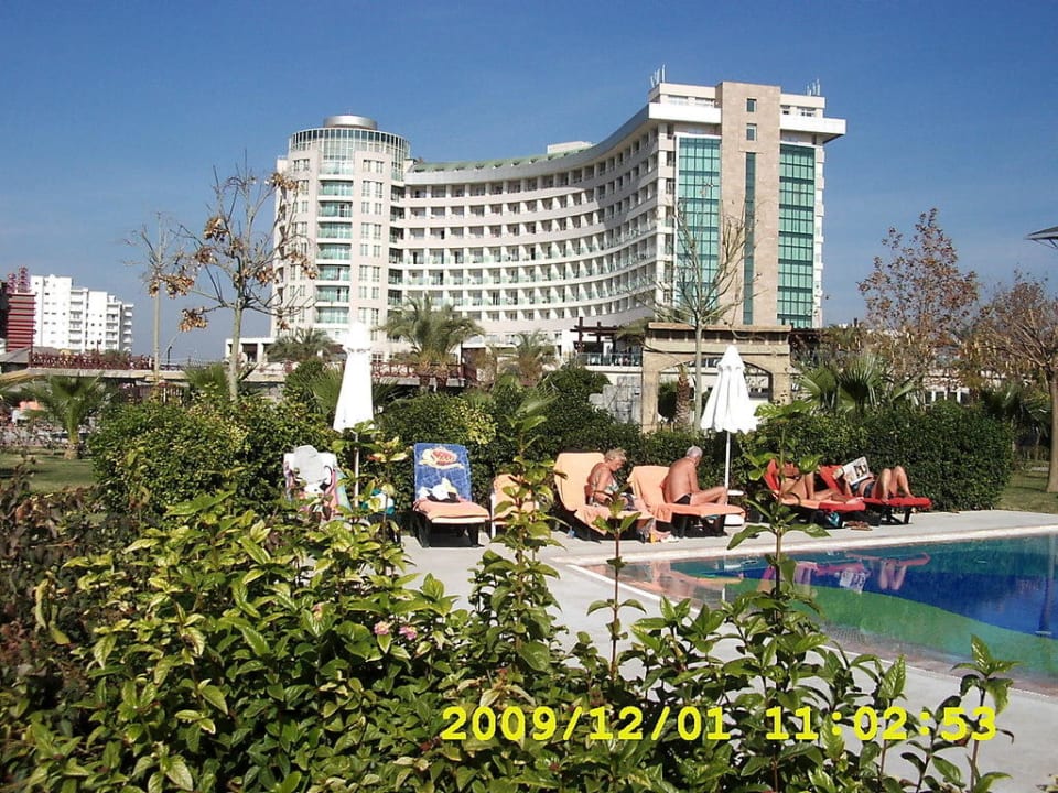 Blick vom Pool zum Hotel Sherwood Exclusive Lara