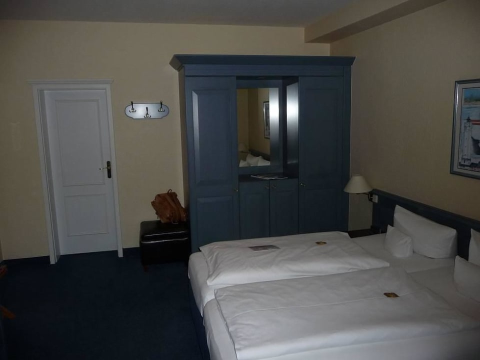 Bett mit Schrank Lindner Hotel Sylt