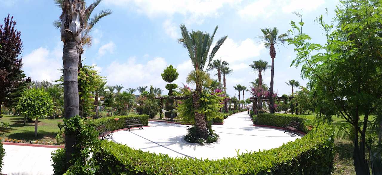 Anlage zwischen Hotel und Strand Saphir Resort & Spa