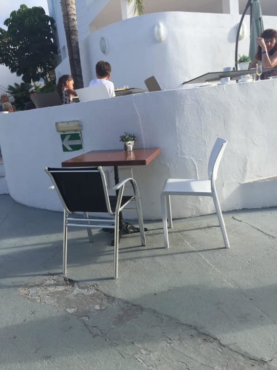 Terrasse mit zusammengewürfeltem Inventar LABRANDA Bahía y Villas Fañabé