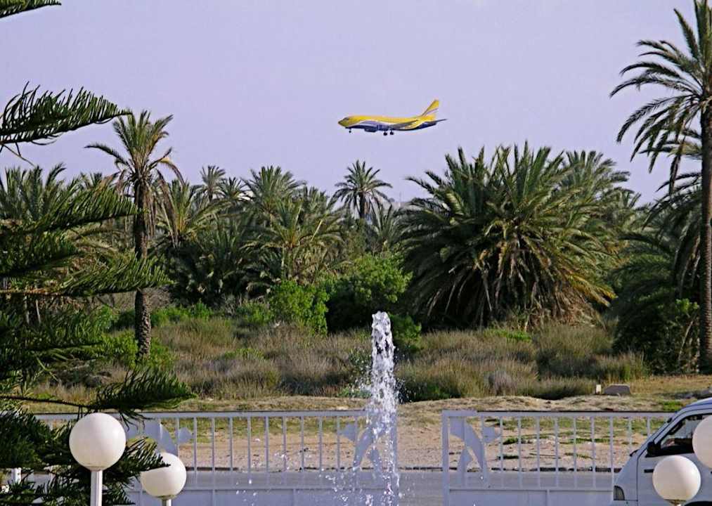 Eingangstor und Jet Hotel Amir Palace