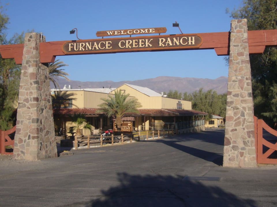 Einfahrt zur Hotelanlage The Ranch at Death Valley