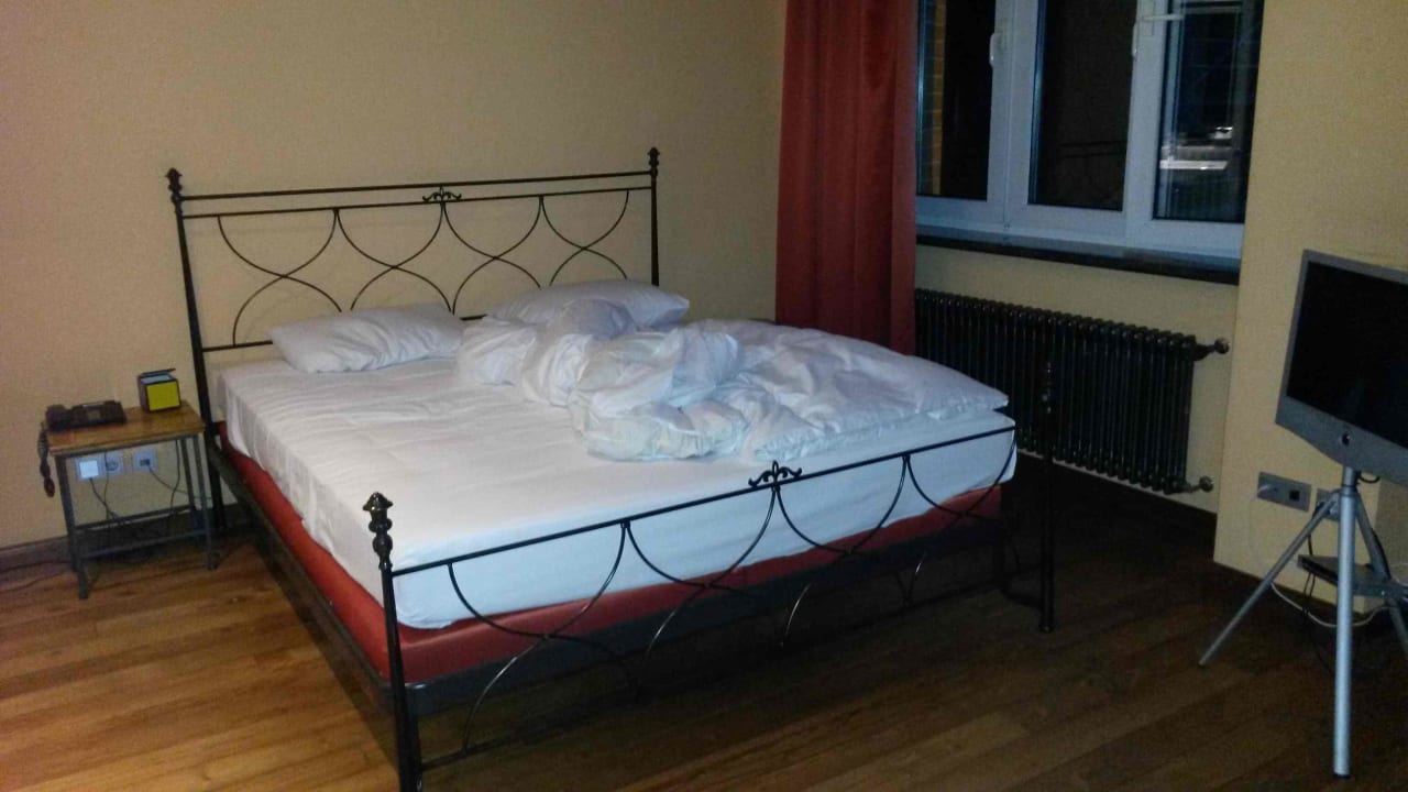 Einfachstes Mobiliar & Kleinst-TV, dreckige Dielen Hotel NEWBERLIN