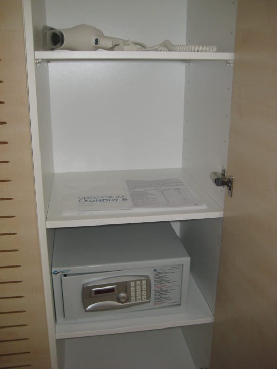 Im neuen Zimmer:Zimmersafe und Fön Valamar Parentino Hotel