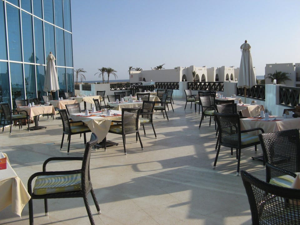 Terrasse vom Restaurant Hilton Marsa Alam Nubian Resort