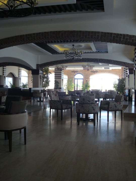 Lobby mit Terrasse und Blick auf den Pool/ Meer Hotel Thalia Unique