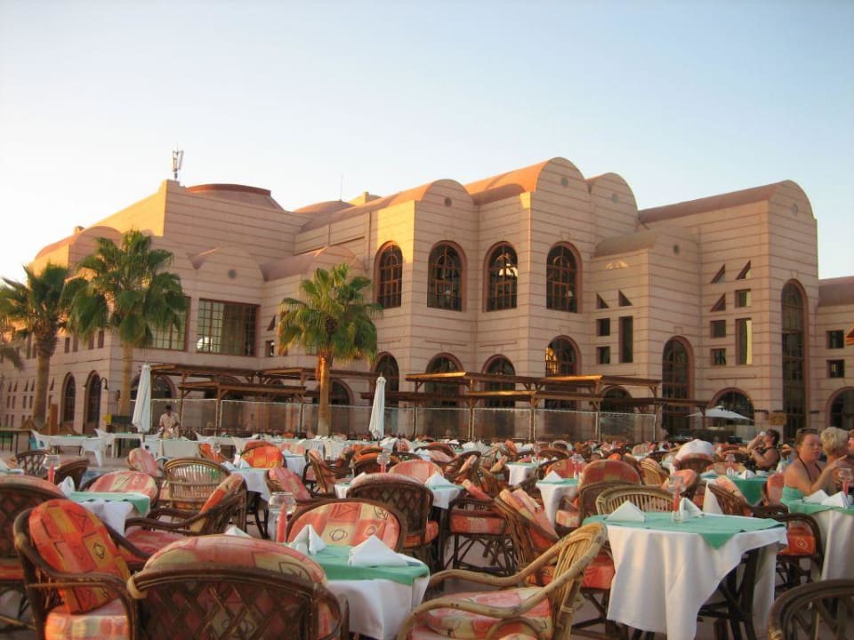 Restaurant am Pool, schon zum Abendessen gedeckt Sentido Akassia Beach