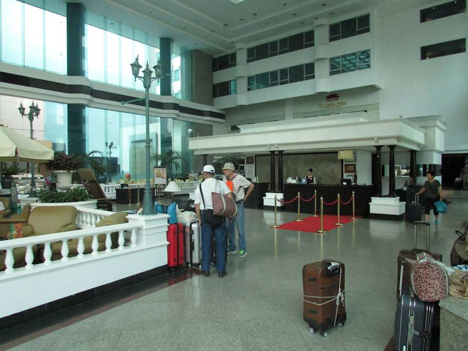 Hotellobby mit Rezeption Hotel Windsor Suites & Convention