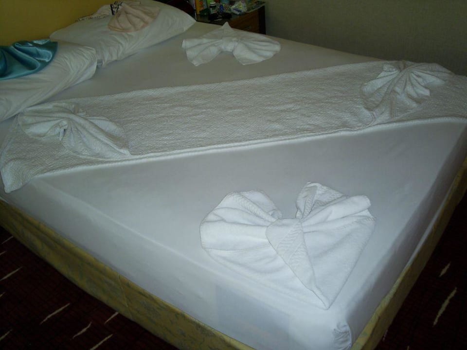 Fantazyjne wyścielenie łóżka przez pokojówkę. Sultan Sipahi Resort