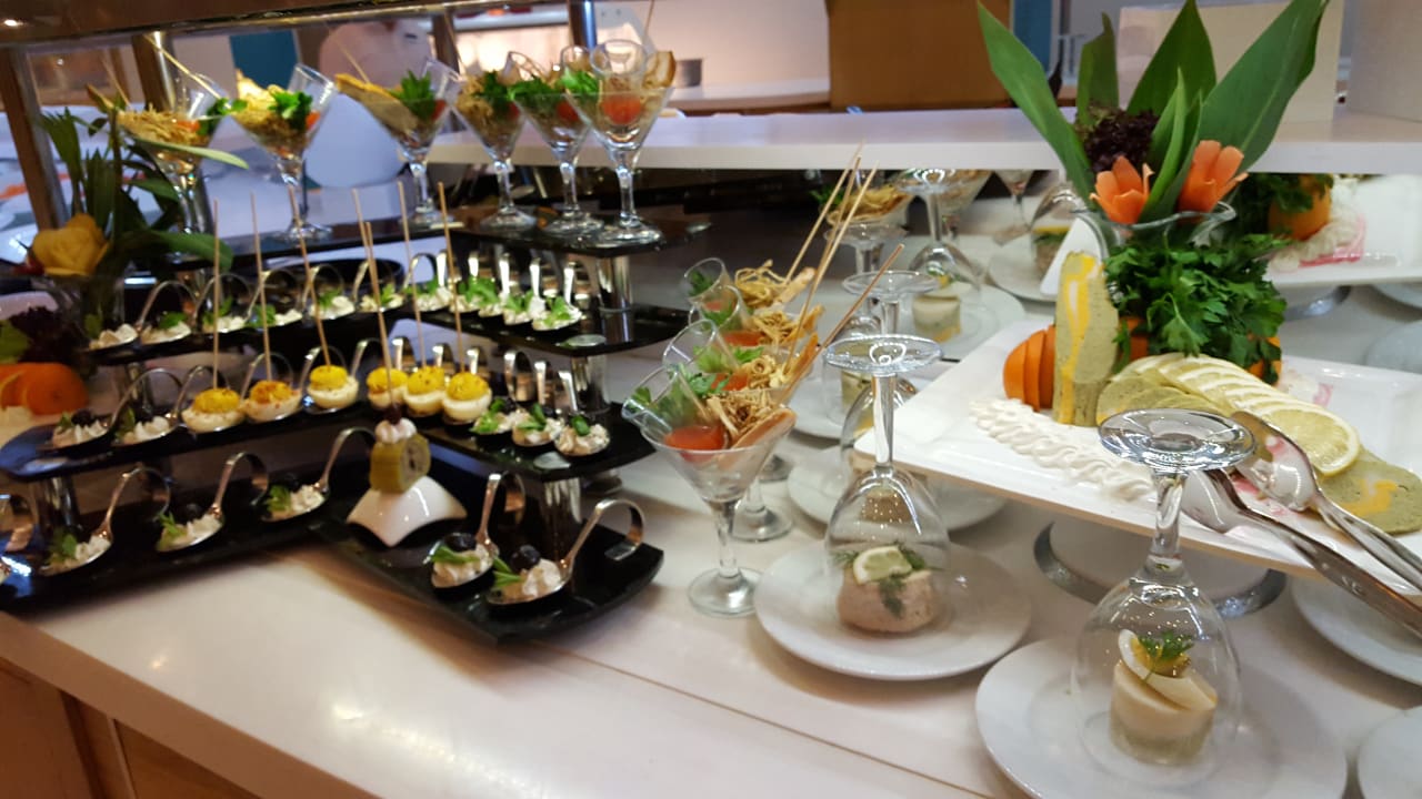 Buffet. Große Auswahl und schöne Dekoration. Salmakis Resort & Spa