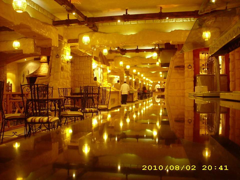Hauptrestaurant am Abend Pickalbatros Alf Leila Wa Leila Resort - Neverland Hurghada