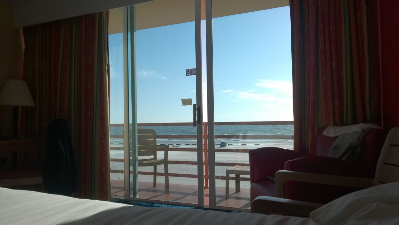 Blick vom Bett aufs Meer... Hotel Dolphin Beach Resort