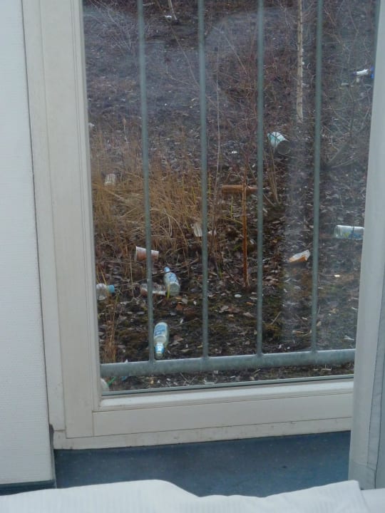 Aussicht mit Kippen und Flaschen Hotel Merit