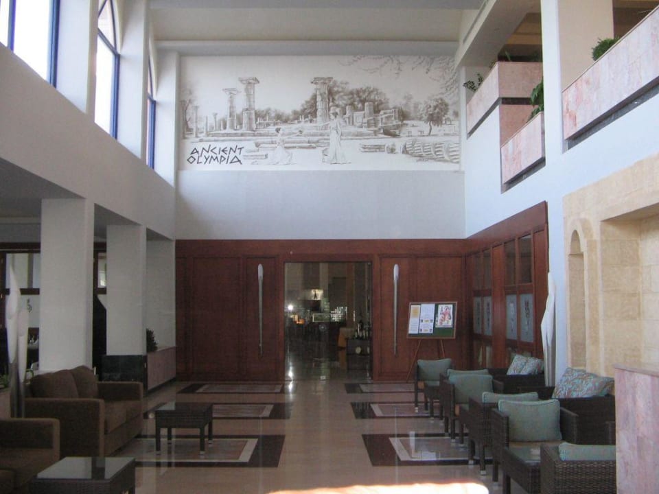 Lobby und Eingang Speisesaal Kresten Palace Hotel