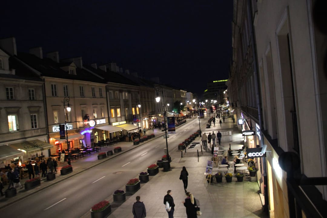 Blick auf die Straße bei nacht Hotel Royal Route Residence