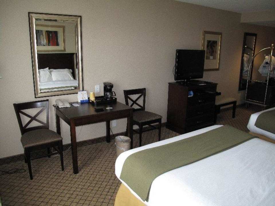 Zimmer Holiday Inn Express Hotel & Suites
