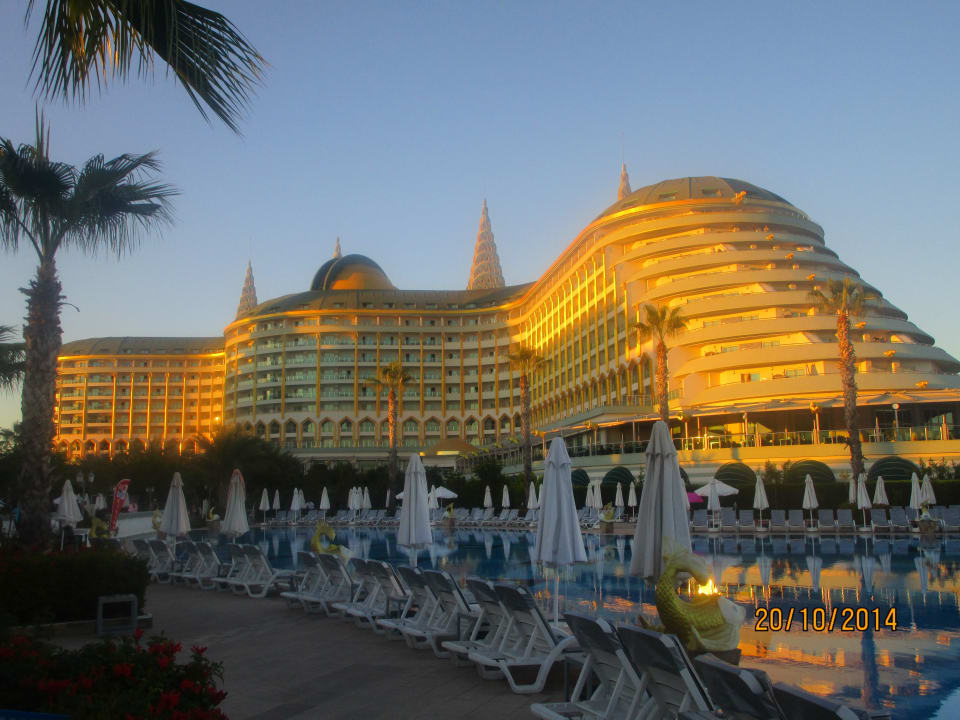 Auf ein am Abend in gold erleuchtetes Hotel Hotel Delphin Imperial