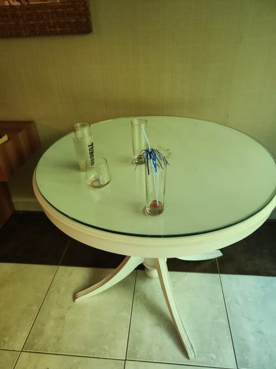 Zimmer Ambassador Plaza Hotel