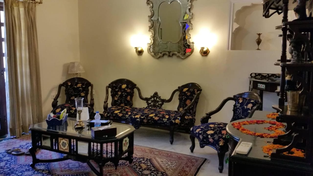 Vor dem Schlafzimmer Hotel Shapura House