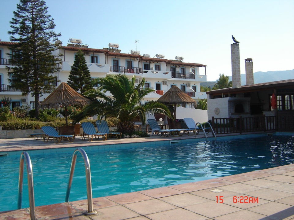 Basen i hotel Spiros & Soula Apartments