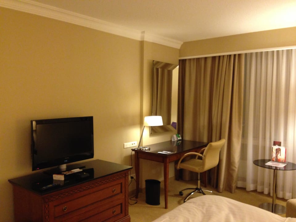 Schreibtisch & TV Warsaw Marriott Hotel