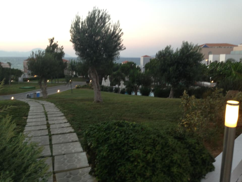 Weg zum Haupthaus Atlantica Marmari Palace