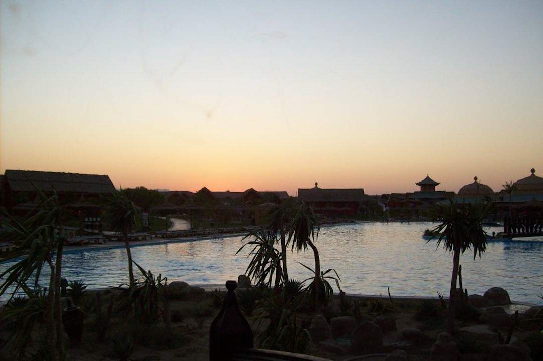 Sonnenuntergang beim Wasserpark Pickalbatros Jungle Aqua Park Resort - Neverland Hurghada