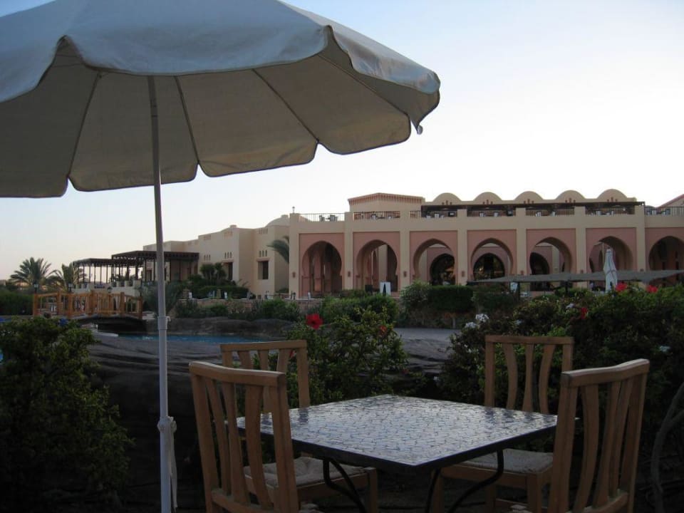 Abendstimmung in der Poolbar Steigenberger Coraya Beach - Adults only