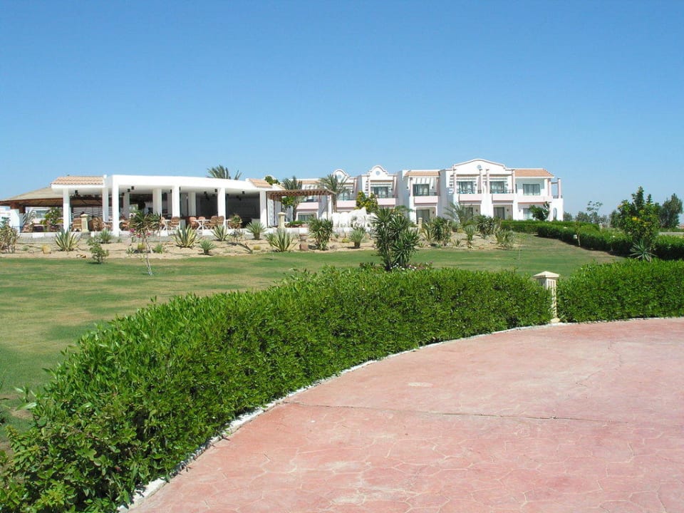 Bar z tarasem- widok od zejscia na plażę Fantazia Resort Marsa Alam