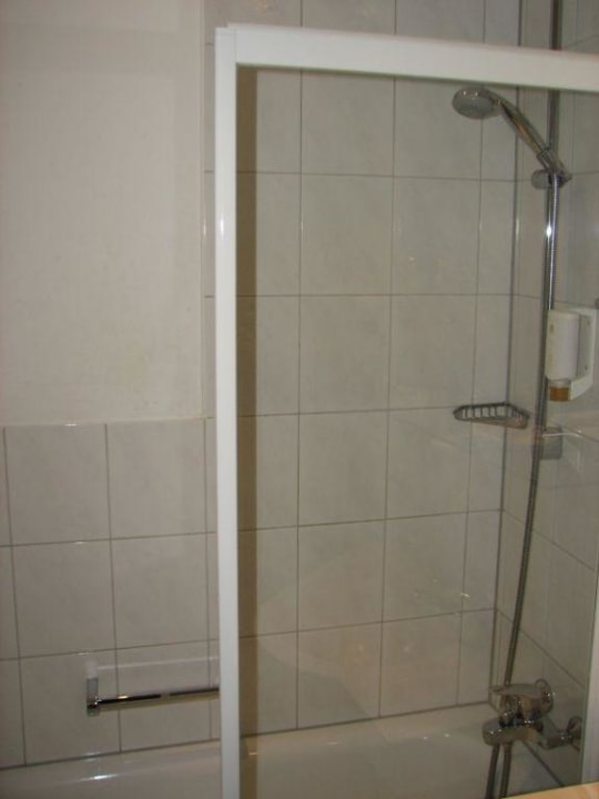 Wanne im Bad des Standard-Doppelzimmer Hotel Victoria, BW Signature Collection by Best Western