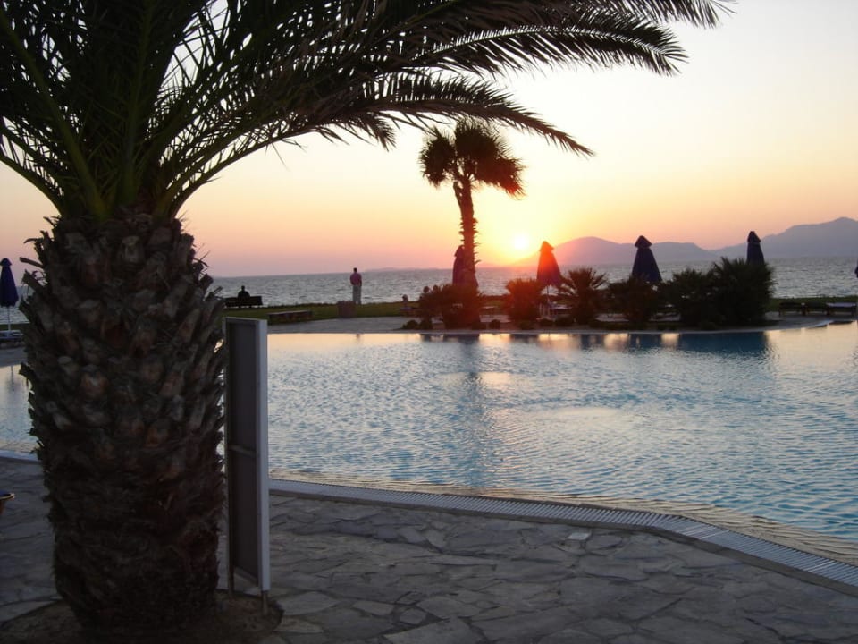 Sonnenuntergang Pool am Meer Neptune Luxury Resort