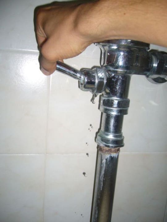 die undichte Spülung von der Toilette Marianna Palace Hotel