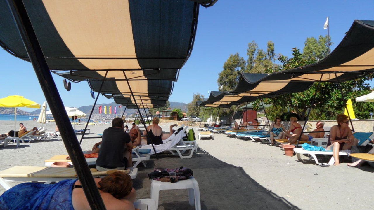 Liegestühle mit tollem Sonnenschutz Senza Sunset Beach Hotel