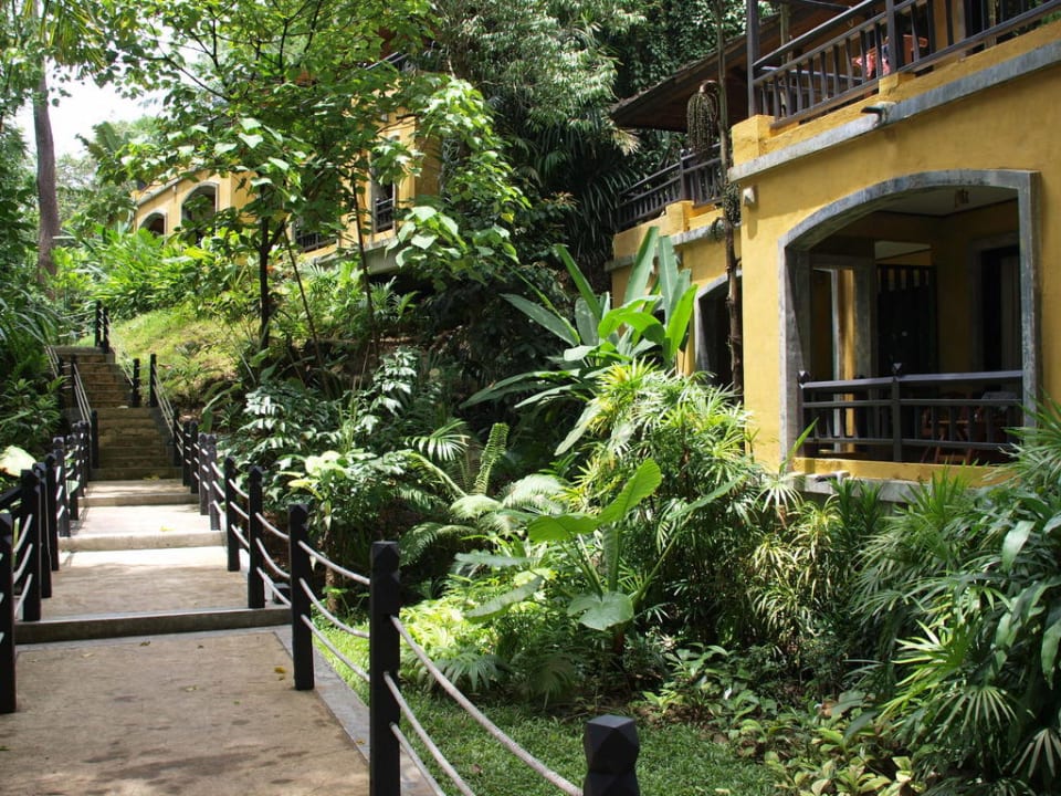 Weg innerhalb der Anlage Moracea by Khao Lak Resort