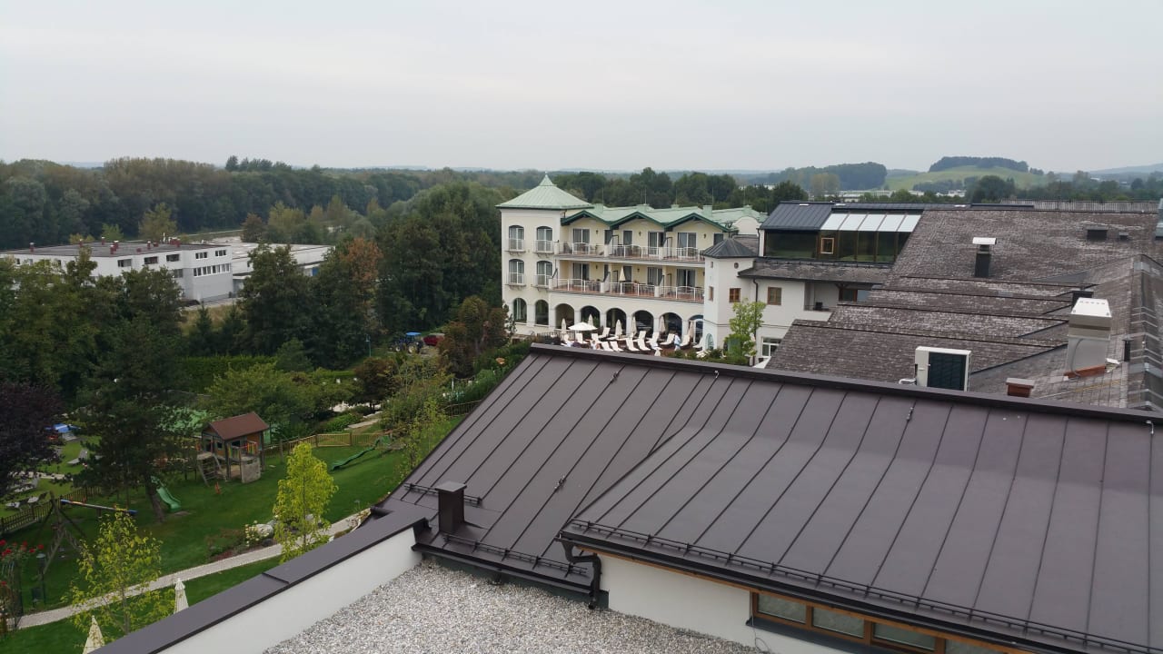 Blick vom Infinitypool auf die "alte"Wellnessanlag Genussdorf Gmachl - Hotel & Spa