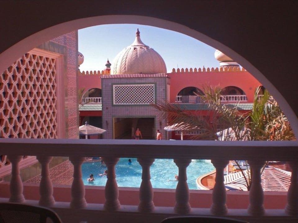 Unser Ausblick vom Zimmer zu einem Ruhe-Pool Pickalbatros Alf Leila Wa Leila Resort - Neverland Hurghada