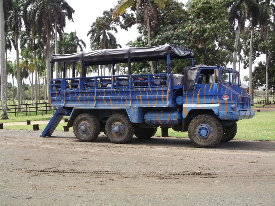 Allrad-getriebener 'Mega-Truck'  Dreams La Romana Resort & Spa