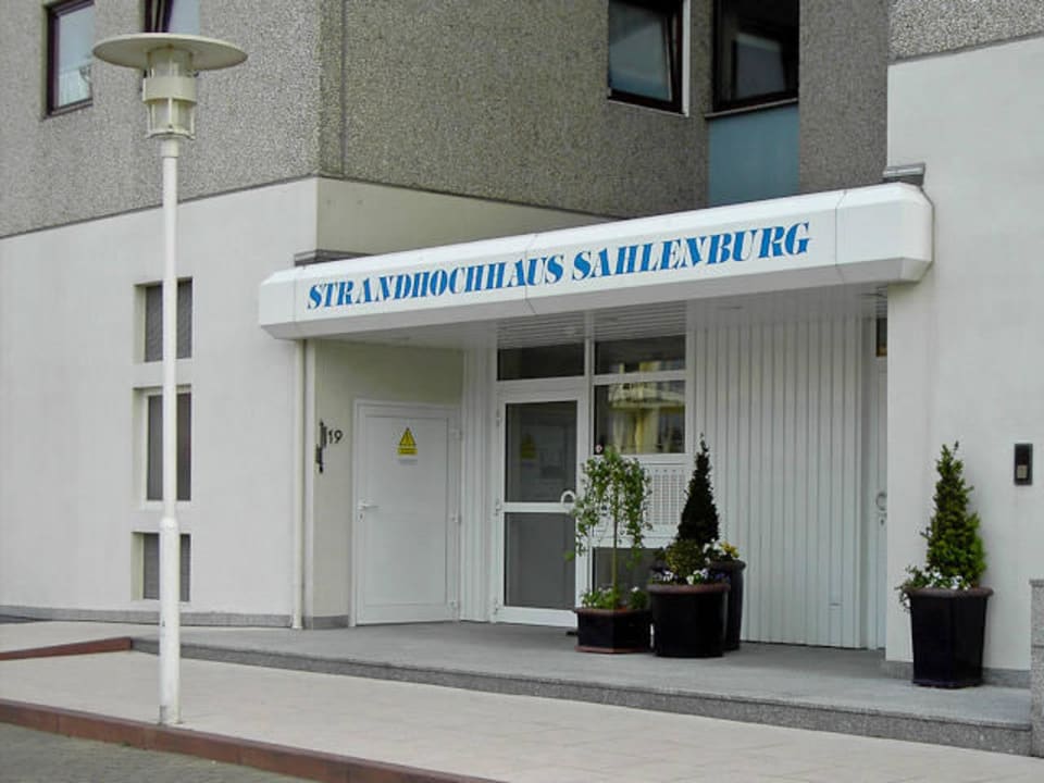 Hauseingang Ferienwohnung B3 Strandhochhaus Sahlenburg