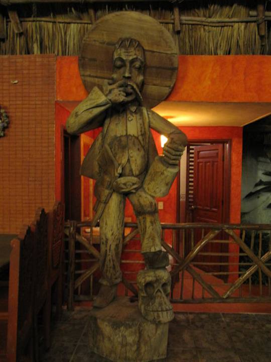 Schöne Holzskulptur Ecotel Quintana Regia