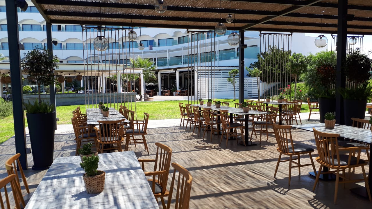 Gastro Crystal Springs Beach Hotel