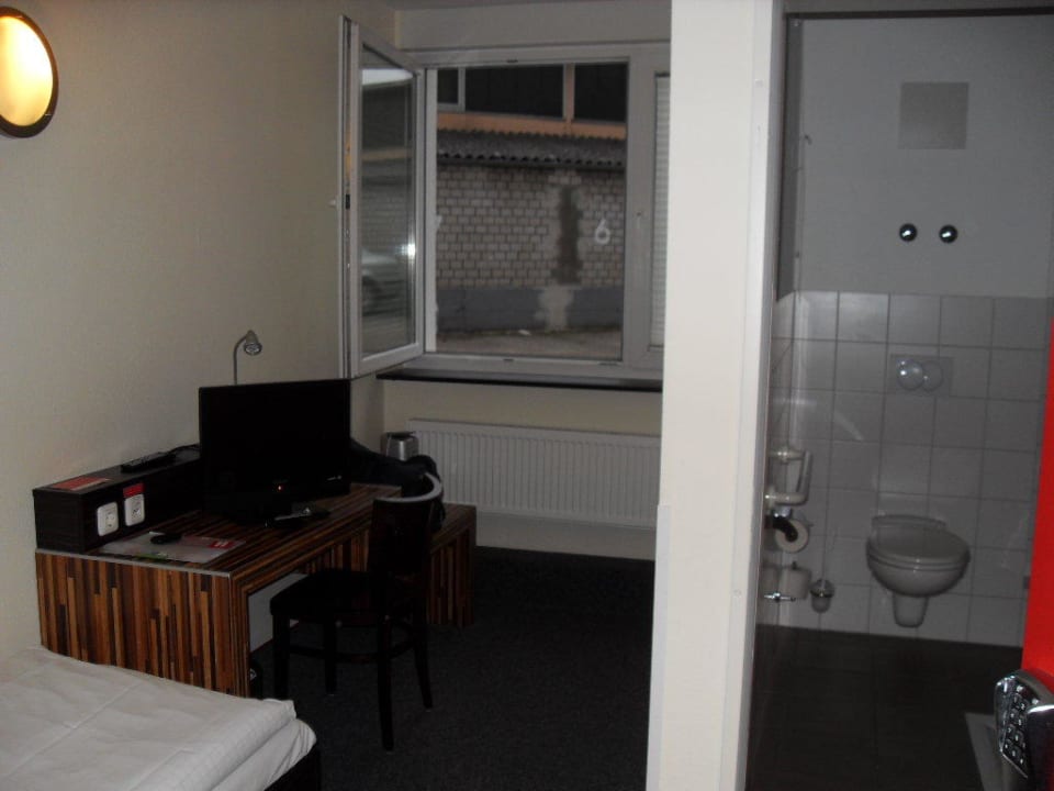Blick ins Zimmer mit tristem Ausblick hotelo Heidelberg