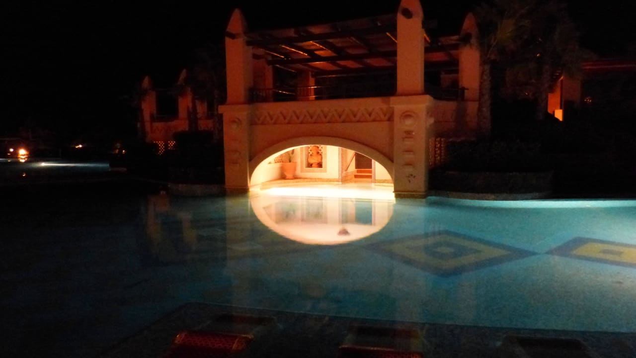 Hauptpool bei Nacht Hotel Riu Touareg