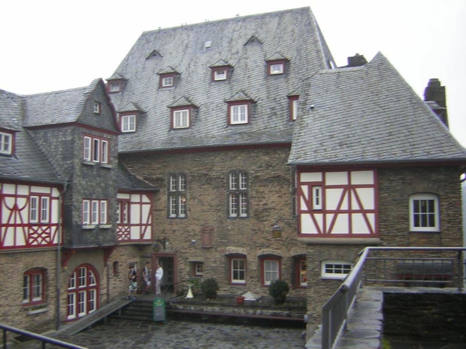 Burghof Jugendherberge Burg Stahleck