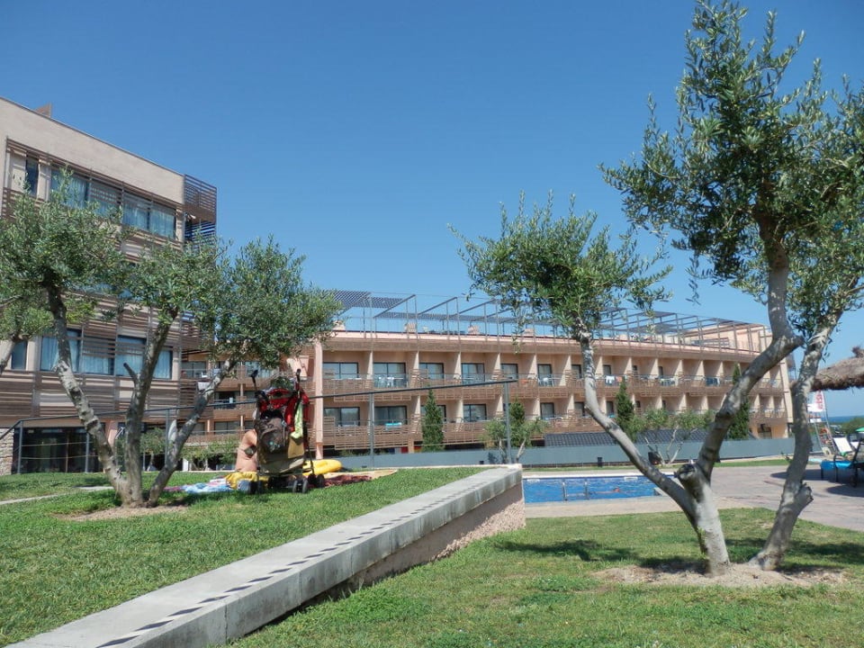 Vue de l 'hotel avec jardin Ohtels Les Oliveres