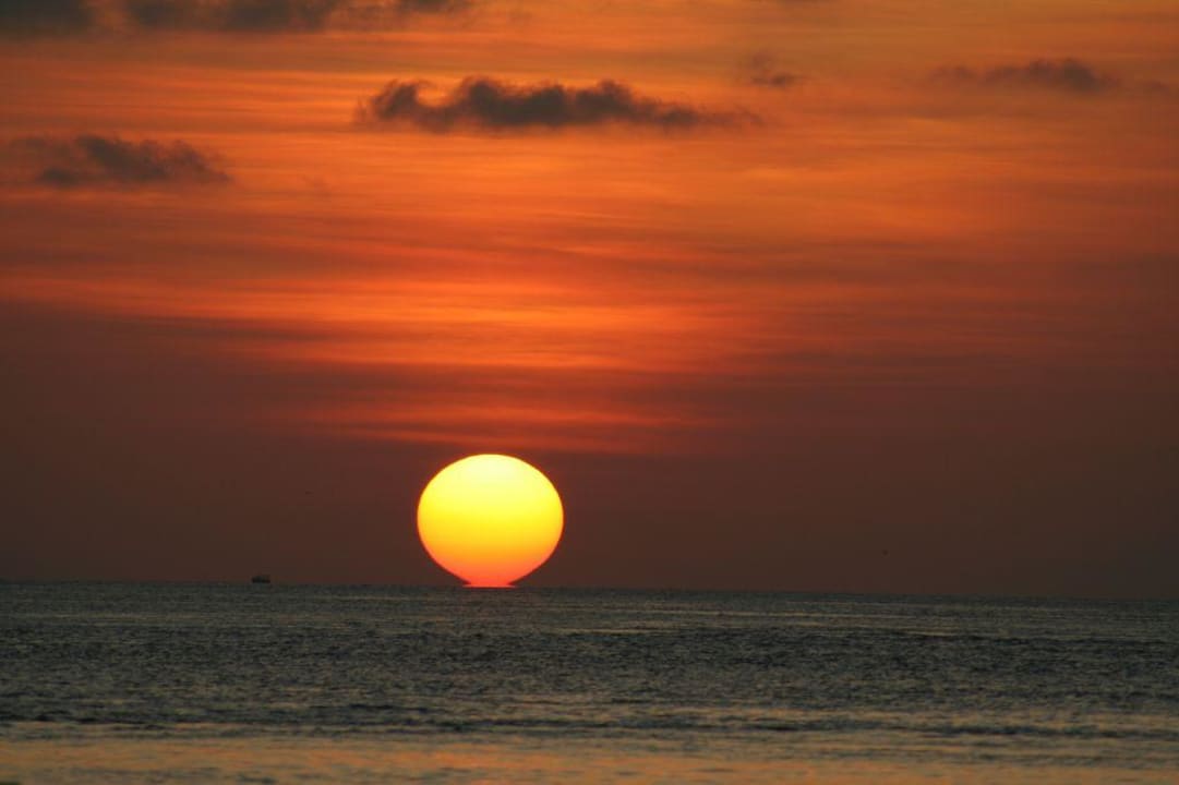Sonnenuntergang Vilamendhoo Island Resort & Spa